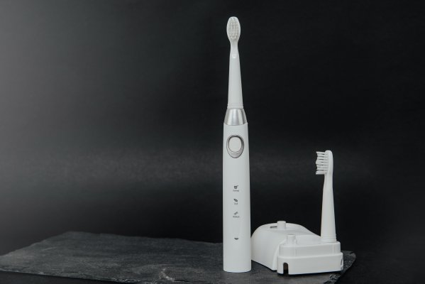 Electric toothbrush with charging station
